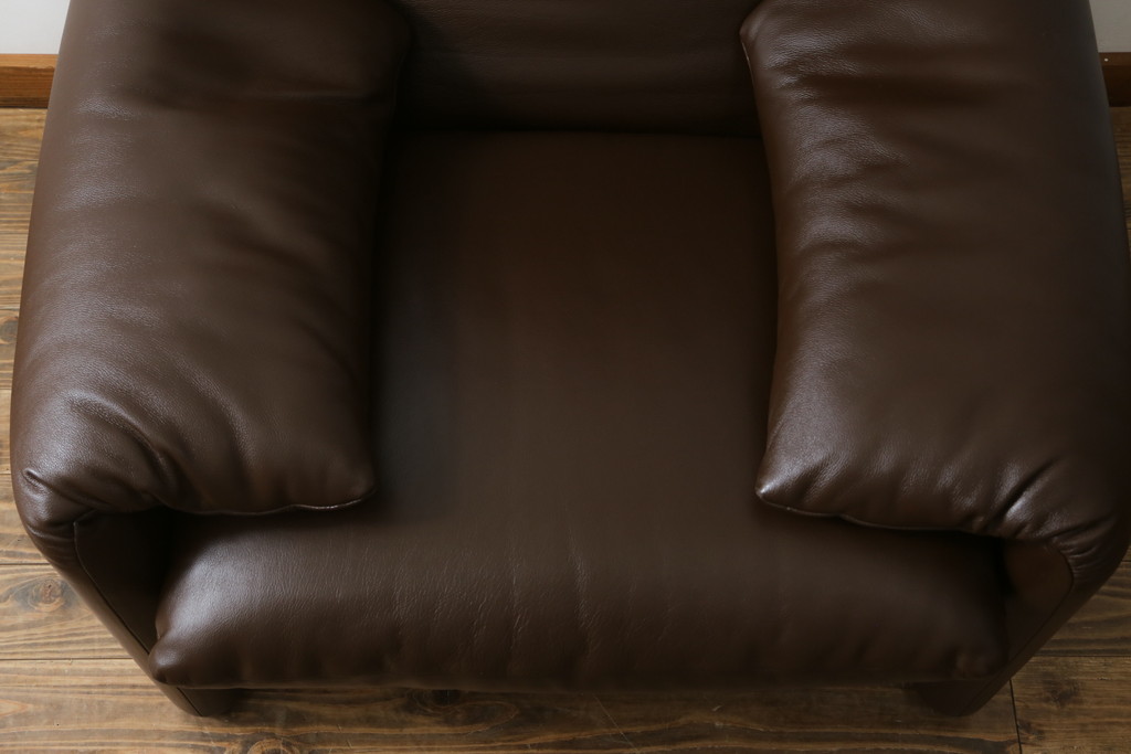 中古　美品　Cassina(カッシーナ)　MARALUNGA(マラルンガ)　本革(レザー)　高級感漂う佇まいが魅力の1人掛けソファ(アームチェア、一人掛け、1P)(定価約100万円)(R-072840)