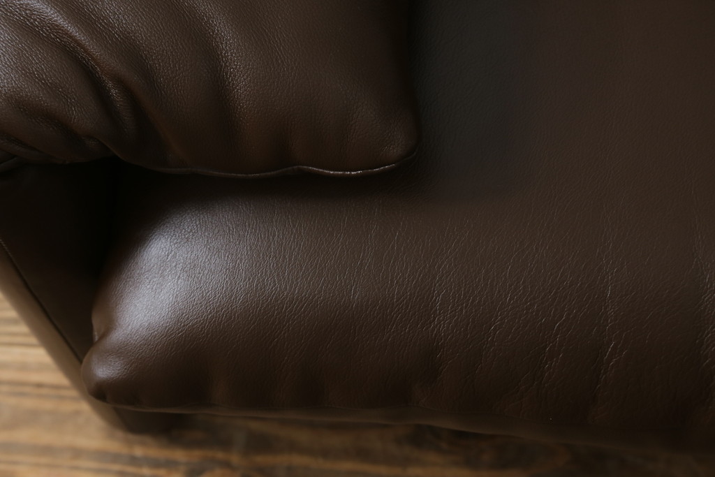 中古　美品　Cassina(カッシーナ)　MARALUNGA(マラルンガ)　本革(レザー)　高級感漂う佇まいが魅力の1人掛けソファ(アームチェア、一人掛け、1P)(定価約100万円)(R-072840)