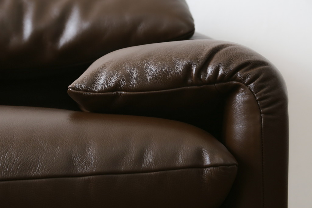 中古　美品　Cassina(カッシーナ)　MARALUNGA(マラルンガ)　本革(レザー)　高級感漂う佇まいが魅力の1人掛けソファ(アームチェア、一人掛け、1P)(定価約100万円)(R-072840)