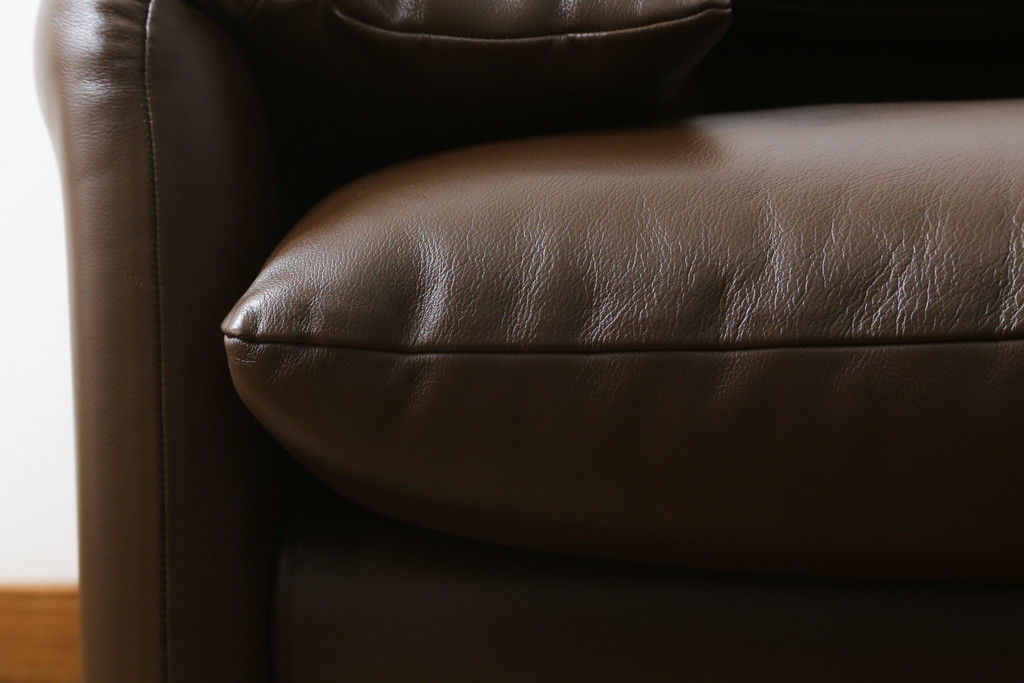 中古　美品　Cassina(カッシーナ)　MARALUNGA(マラルンガ)　本革(レザー)　高級感漂う佇まいが魅力の1人掛けソファ(アームチェア、一人掛け、1P)(定価約100万円)(R-072840)