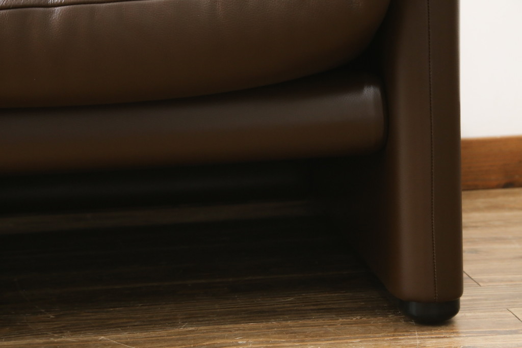 中古　美品　Cassina(カッシーナ)　MARALUNGA(マラルンガ)　本革(レザー)　高級感漂う佇まいが魅力の1人掛けソファ(アームチェア、一人掛け、1P)(定価約100万円)(R-072840)