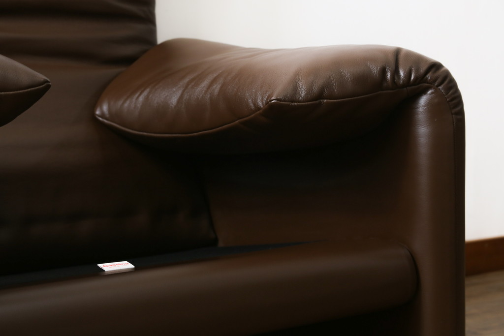 中古　美品　Cassina(カッシーナ)　MARALUNGA(マラルンガ)　本革(レザー)　高級感漂う佇まいが魅力の1人掛けソファ(アームチェア、一人掛け、1P)(定価約100万円)(R-072840)
