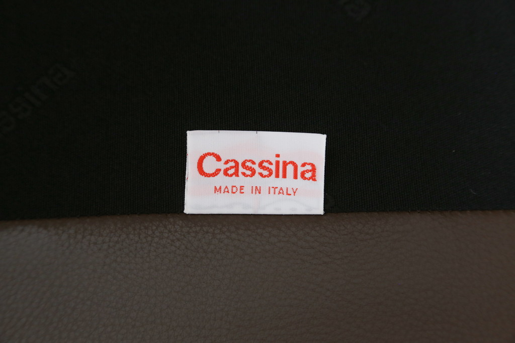 中古　美品　Cassina(カッシーナ)　MARALUNGA(マラルンガ)　本革(レザー)　高級感漂う佇まいが魅力の1人掛けソファ(アームチェア、一人掛け、1P)(定価約100万円)(R-072840)
