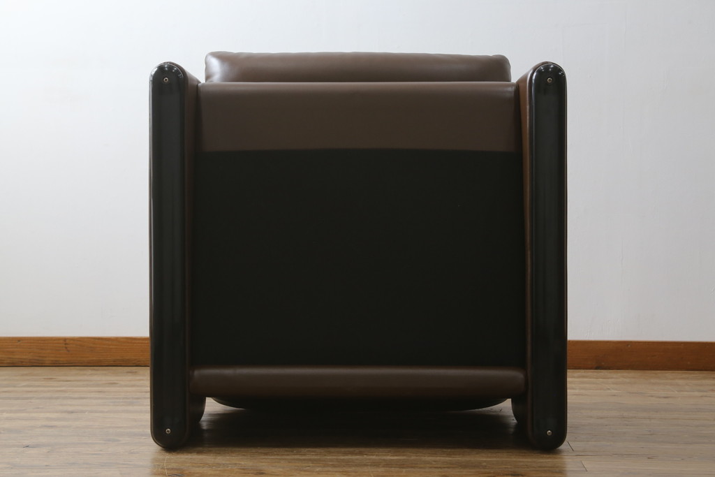 中古　美品　Cassina(カッシーナ)　MARALUNGA(マラルンガ)　本革(レザー)　高級感漂う佇まいが魅力の1人掛けソファ(アームチェア、一人掛け、1P)(定価約100万円)(R-072840)