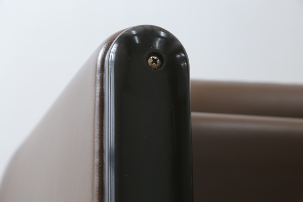 中古　美品　Cassina(カッシーナ)　MARALUNGA(マラルンガ)　本革(レザー)　高級感漂う佇まいが魅力の1人掛けソファ(アームチェア、一人掛け、1P)(定価約100万円)(R-072840)