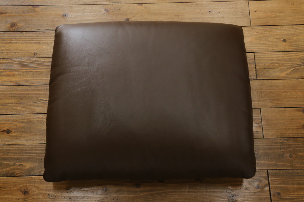 中古　美品　Cassina(カッシーナ)　MARALUNGA(マラルンガ)　本革(レザー)　高級感漂う佇まいが魅力の1人掛けソファ(アームチェア、一人掛け、1P)(定価約100万円)(R-072840)