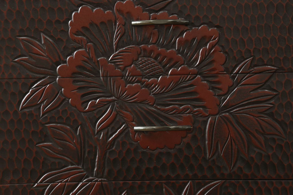 中古　美品　鎌倉彫り　正面にあしらわれた花の図柄が特徴的な縦型小引き出し(小物収納、チェスト)(R-057790)