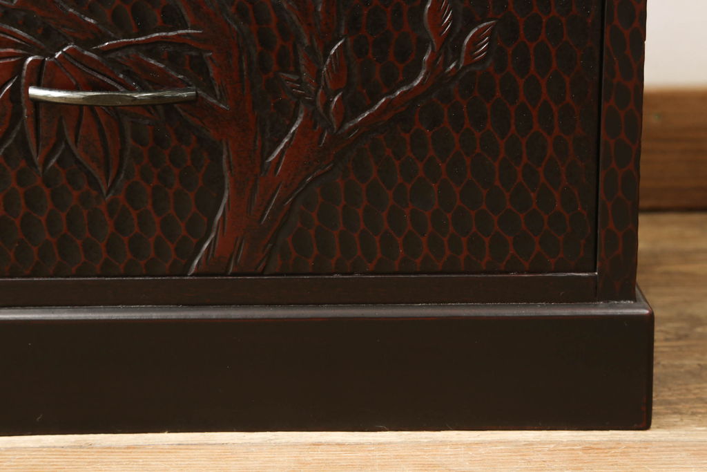 中古　美品　鎌倉彫り　正面にあしらわれた花の図柄が特徴的な縦型小引き出し(小物収納、チェスト)(R-057790)