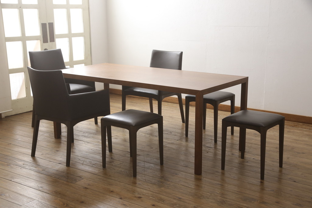 中古　美品　Cassinaixc.(カッシーナイクスシー)　IXC. R&D(イクスシー.R&D)　LINE(ライン)　FX革　スタイリッシュな佇まいが格好良いアームチェアとスツールのセット(ダイニングチェア、椅子、イス、本革、レザー、オットマン、フットスツール)(チェアの定価約12万8千円/スツールの定価約8万円)(R-066368)