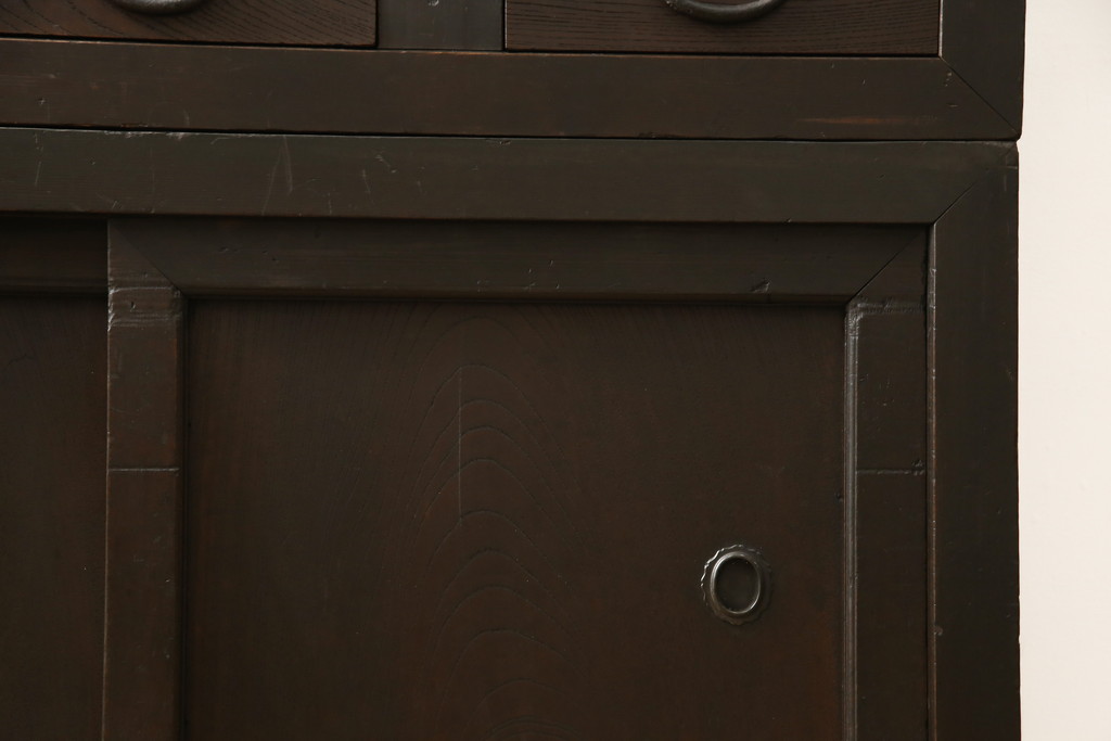 アンティーク家具　前面ケヤキ(欅)材・ヒノキ(檜)材　和の雰囲気を盛り上げる重ね水屋箪笥(収納棚、戸棚、食器棚、キャビネット、サイドボード)(R-066504)