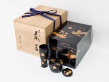 慶塚作　輪島塗　花筏蒔絵　雅な佇まいの茶筥(紅葉、もみじ、桜、さくら、金彩、茶箱、棗、香合、茶筅筒、木製、漆器、漆芸、煎茶道具、茶器、茶道具、野点、共箱付き)(R-079807)