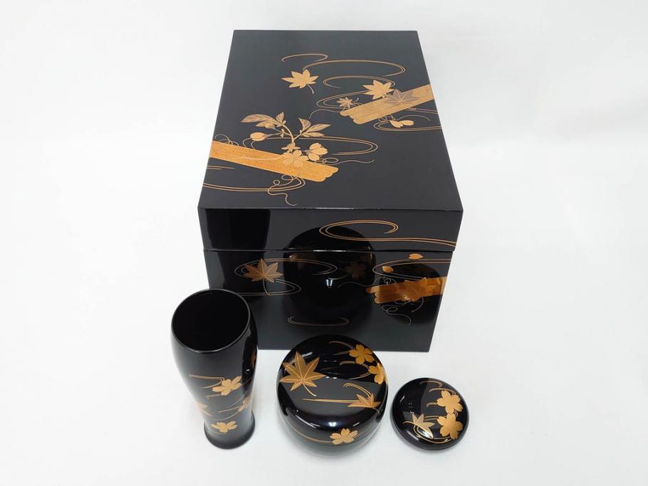 慶塚作　輪島塗　花筏蒔絵　雅な佇まいの茶筥(紅葉、もみじ、桜、さくら、金彩、茶箱、棗、香合、茶筅筒、木製、漆器、漆芸、煎茶道具、茶器、茶道具、野点、共箱付き)(R-079807)