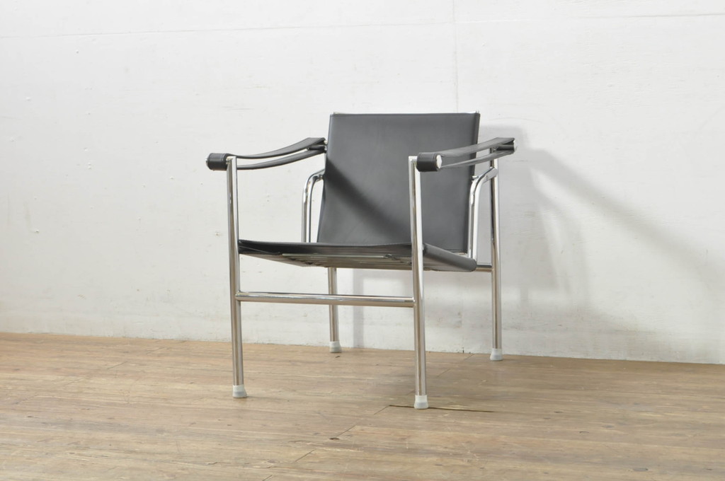 中古　リプロダクト品　ル・コルビュジエ(Le Corbusier)　LC1　本革　スタイリッシュなデザインが目を引くスリングチェア(アームチェア、バスキュランチェア、椅子、イス、レザー、Cassina、カッシーナ)(R-078098)