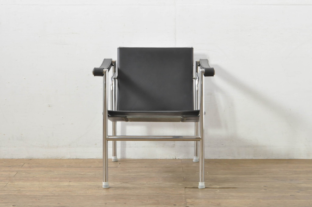 中古　リプロダクト品　ル・コルビュジエ(Le Corbusier)　LC1　本革　スタイリッシュなデザインが目を引くスリングチェア(アームチェア、バスキュランチェア、椅子、イス、レザー、Cassina、カッシーナ)(R-078098)