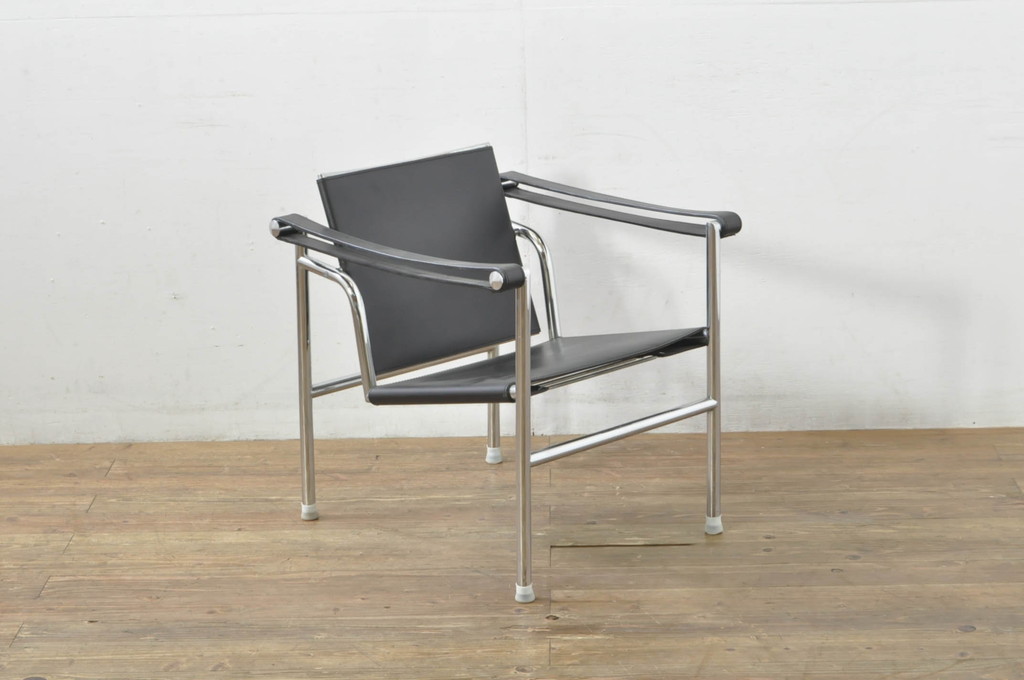 中古　リプロダクト品　ル・コルビュジエ(Le Corbusier)　LC1　本革　スタイリッシュなデザインが目を引くスリングチェア(アームチェア、バスキュランチェア、椅子、イス、レザー、Cassina、カッシーナ)(R-078098)