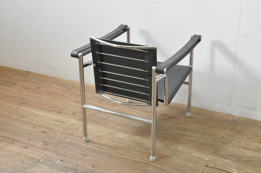 中古　リプロダクト品　ル・コルビュジエ(Le Corbusier)　LC1　本革　スタイリッシュなデザインが目を引くスリングチェア(アームチェア、バスキュランチェア、椅子、イス、レザー、Cassina、カッシーナ)(R-078098)