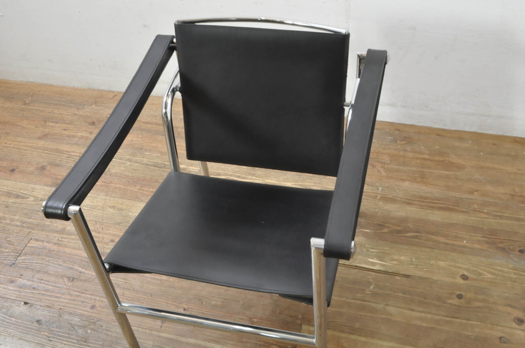 中古　リプロダクト品　ル・コルビュジエ(Le Corbusier)　LC1　本革　スタイリッシュなデザインが目を引くスリングチェア(アームチェア、バスキュランチェア、椅子、イス、レザー、Cassina、カッシーナ)(R-078098)