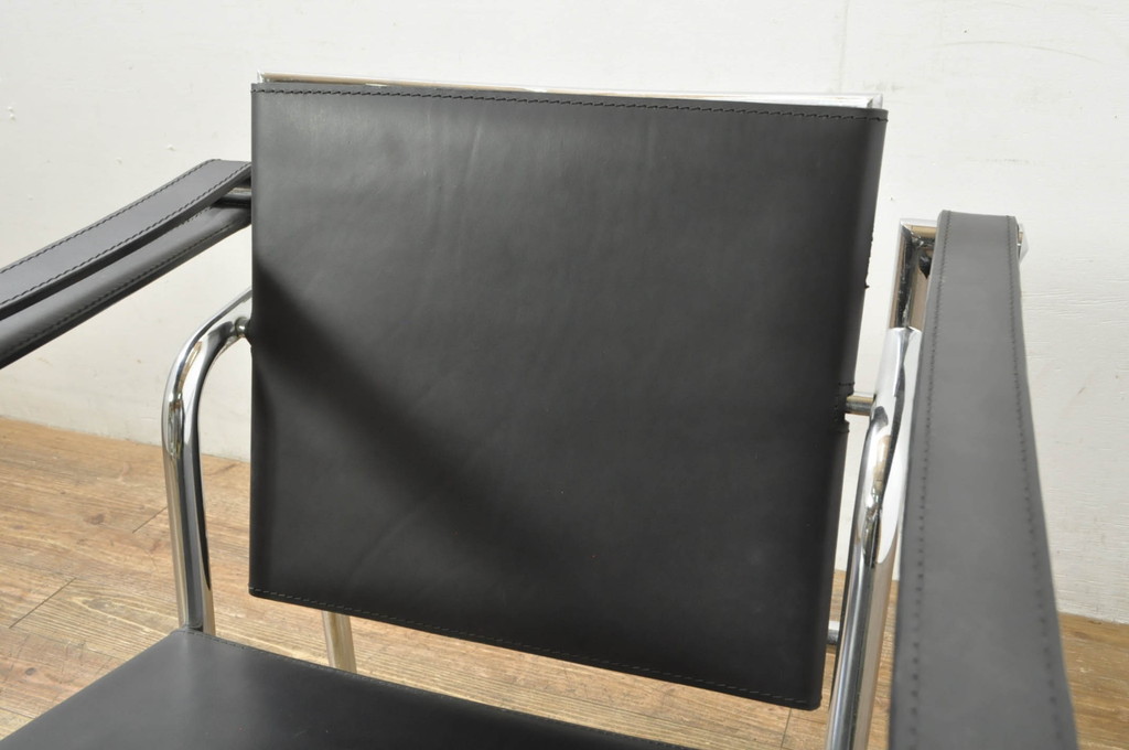 中古　リプロダクト品　ル・コルビュジエ(Le Corbusier)　LC1　本革　スタイリッシュなデザインが目を引くスリングチェア(アームチェア、バスキュランチェア、椅子、イス、レザー、Cassina、カッシーナ)(R-078098)