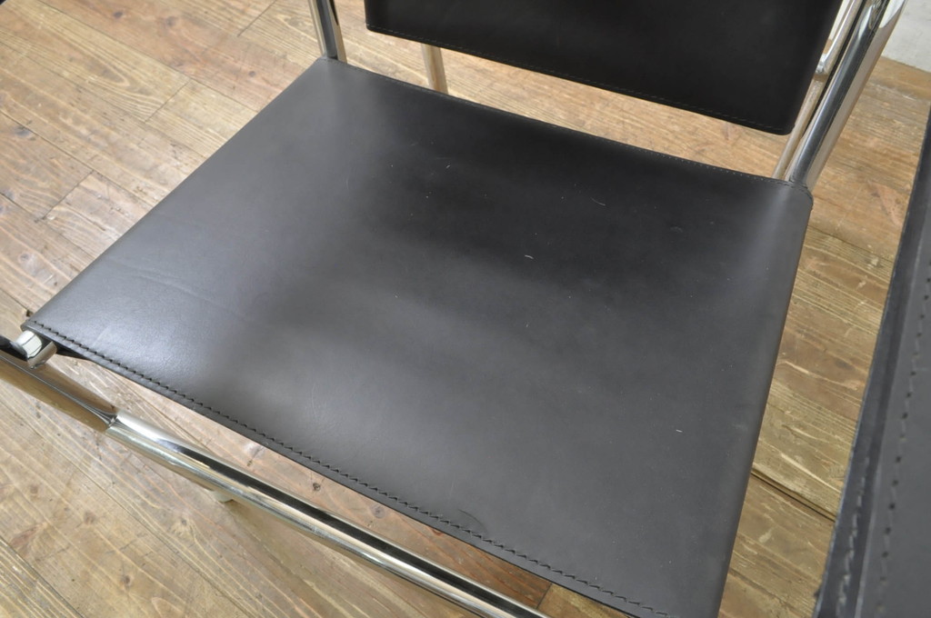 中古　リプロダクト品　ル・コルビュジエ(Le Corbusier)　LC1　本革　スタイリッシュなデザインが目を引くスリングチェア(アームチェア、バスキュランチェア、椅子、イス、レザー、Cassina、カッシーナ)(R-078098)