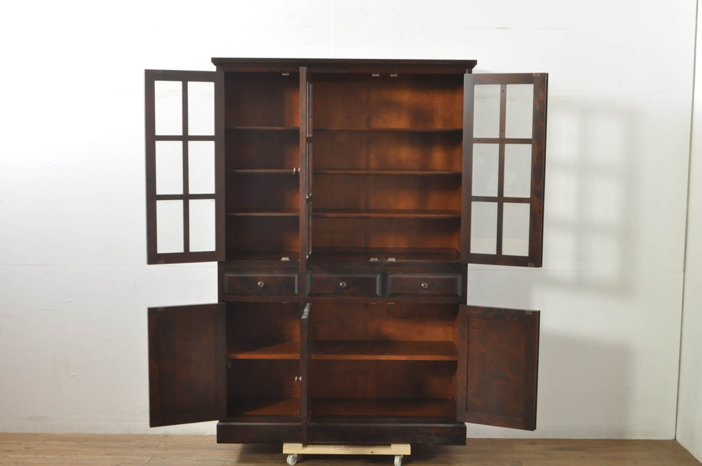 中古　北海道民芸家具　HM165K　高級感漂う上品な佇まいの食器棚(カップボード、キャビネット、収納棚、戸棚)(定価約43万円)(R-078120)