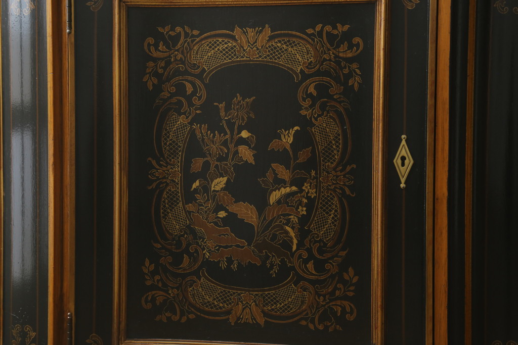 中古　希少!!　DREXEL HERITAGE(ドレクセルヘリテイジ)　シノワズリ様式　優美で華やかな装飾が見事なサイドボード(収納棚、戸棚、サイドキャビネット、コンソールキャビネット、カウンター、中国美術)(R-066514)