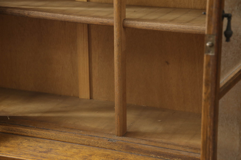 和製アンティーク　ナラ材　大正ロマン　クラシカルな空間づくりに活躍するサイドボード(サイドキャビネット、食器棚、収納棚、戸棚、カップボード)(R-066365)
