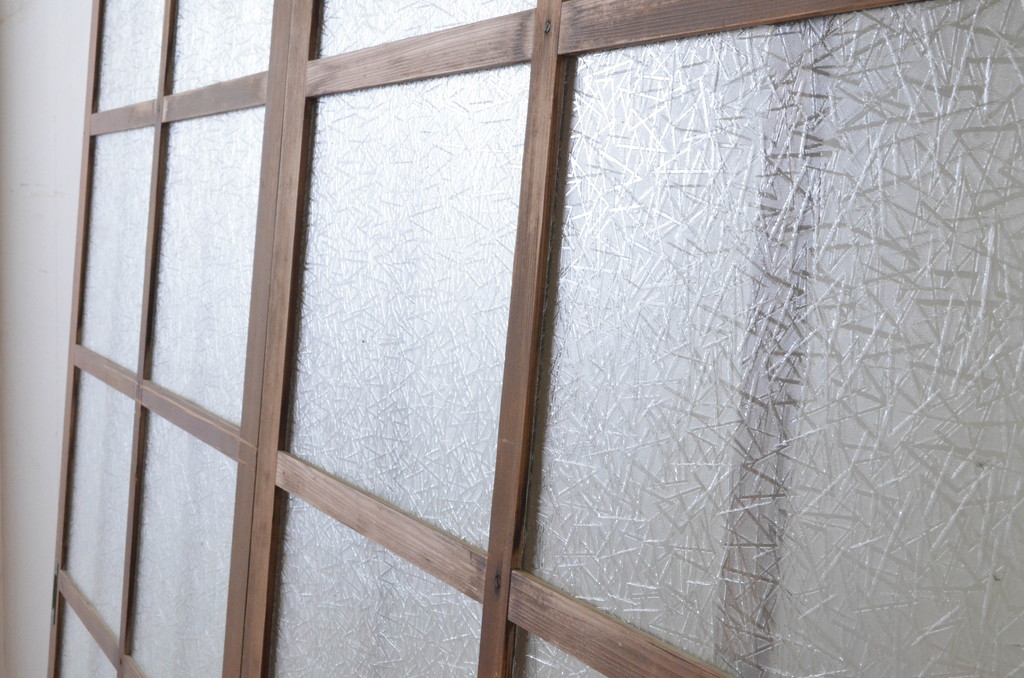 アンティーク建具　経年による風合いが味わい深いガラス戸2枚セット(玄関戸、引き戸、格子戸、マス目)(R-065486)