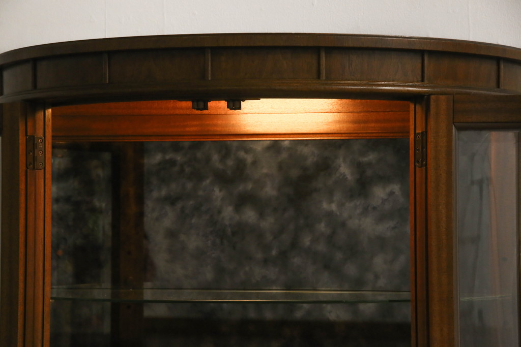 中古　DREXEL HERITAGE(ドレクセルヘリテイジ)　Cameo Classics(キャメオクラシックス)　ハーフムーン(半月型)　照明付き!!美しい曲線デザインに目を奪われるキャビネット(ホールチェスト、サイドボード、サイドキャビネット、飾り棚、ショーケース、収納棚、戸棚、半円型)(R-066373)
