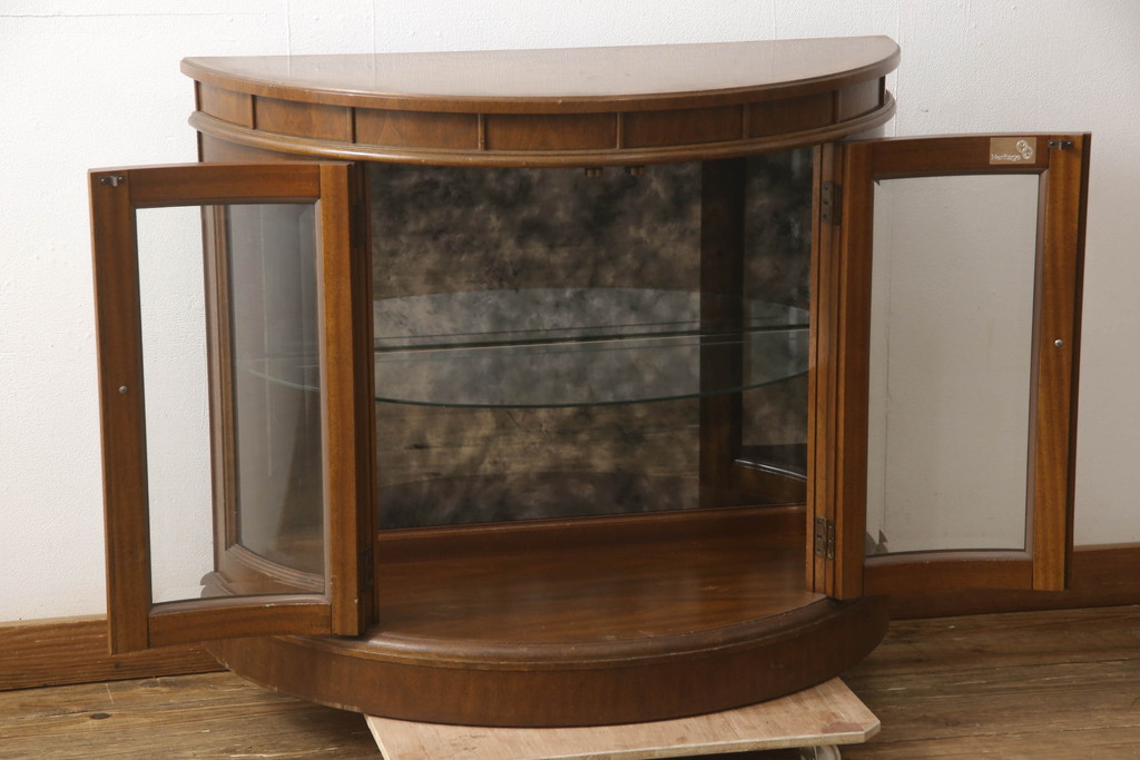 中古　DREXEL HERITAGE(ドレクセルヘリテイジ)　Cameo Classics(キャメオクラシックス)　ハーフムーン(半月型)　照明付き!!美しい曲線デザインに目を奪われるキャビネット(ホールチェスト、サイドボード、サイドキャビネット、飾り棚、ショーケース、収納棚、戸棚、半円型)(R-066373)