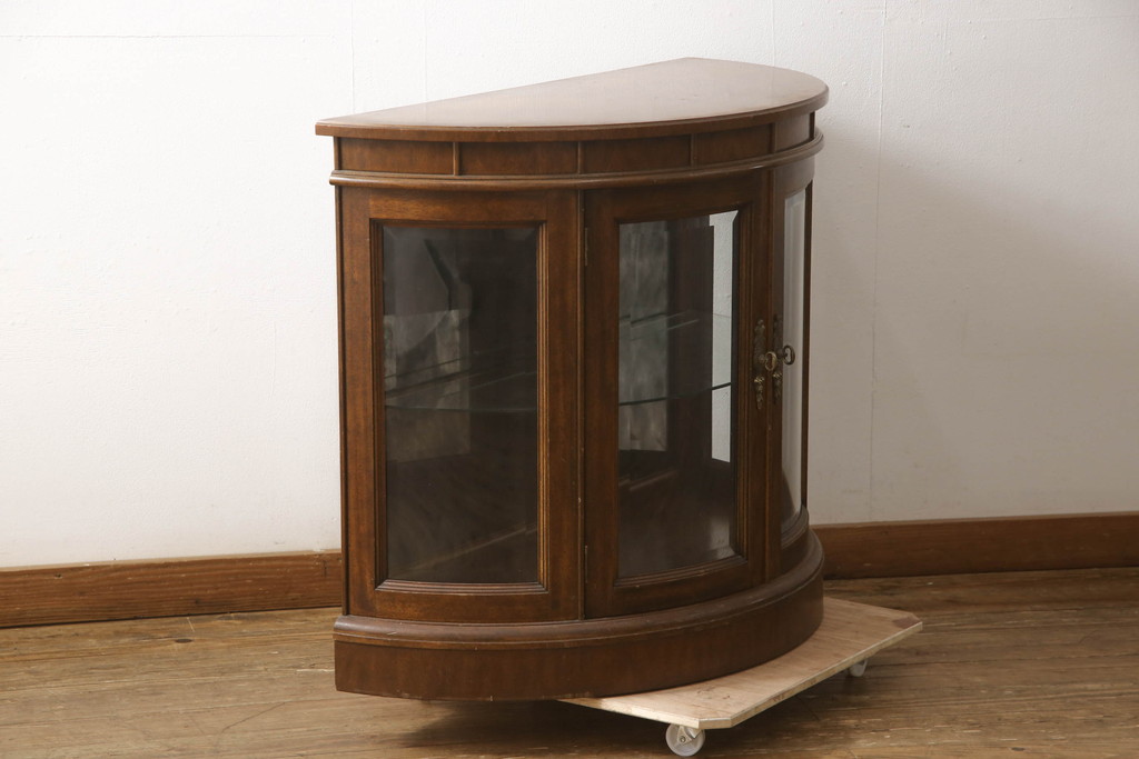 中古　DREXEL HERITAGE(ドレクセルヘリテイジ)　Cameo Classics(キャメオクラシックス)　ハーフムーン(半月型)　照明付き!!美しい曲線デザインに目を奪われるキャビネット(ホールチェスト、サイドボード、サイドキャビネット、飾り棚、ショーケース、収納棚、戸棚、半円型)(R-066373)