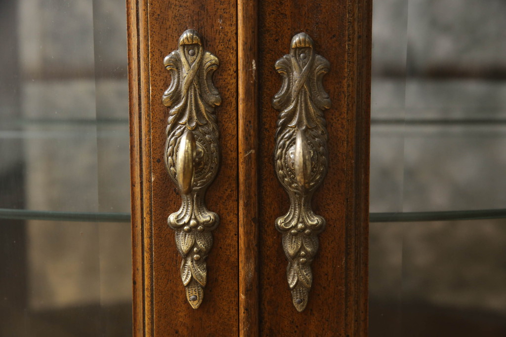 中古　DREXEL HERITAGE(ドレクセルヘリテイジ)　Cameo Classics(キャメオクラシックス)　ハーフムーン(半月型)　照明付き!!美しい曲線デザインに目を奪われるキャビネット(ホールチェスト、サイドボード、サイドキャビネット、飾り棚、ショーケース、収納棚、戸棚、半円型)(R-066373)