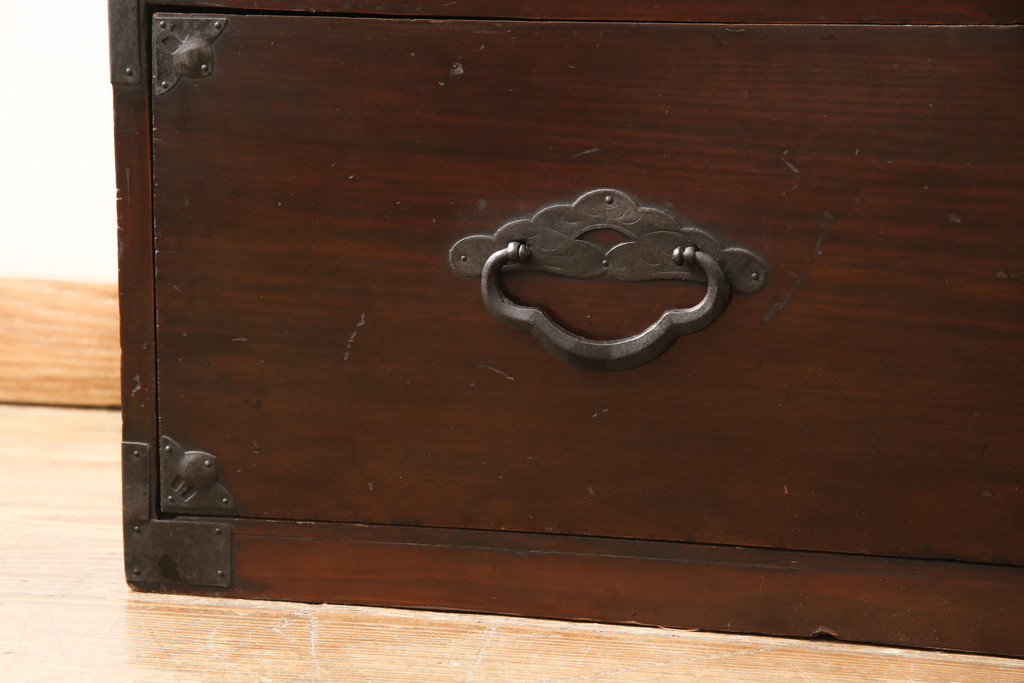 アンティーク家具　明治大正期　前面栗材　桜の丸金具が魅力的な米沢箪笥(衣装箪笥、収納箪笥、古箪笥、引き出し、ローチェスト、ローボード)(R-055533)