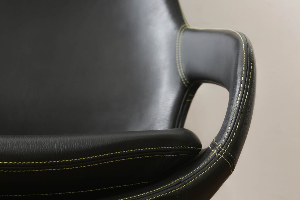 中古　超美品　BoConcept(ボーコンセプト)　smartville(スマートヴィル)　本革　ミッドセンチュリスタイルの空間づくりに活躍するイージーチェア(椅子、アームチェア)(定価約33万円)(R-051598)