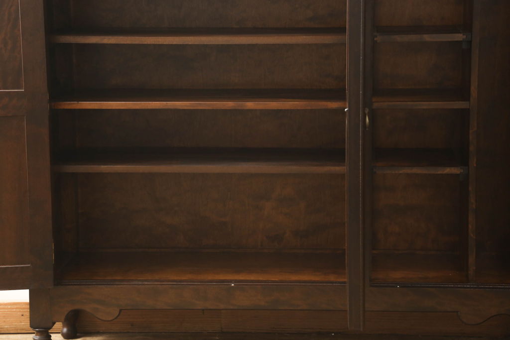 中古　松本民芸家具　凝ったデザインの幕板とクラシカルな佇まいが魅力の下駄箱(靴箱、収納棚、戸棚、サイドキャビネット)(R-058853)
