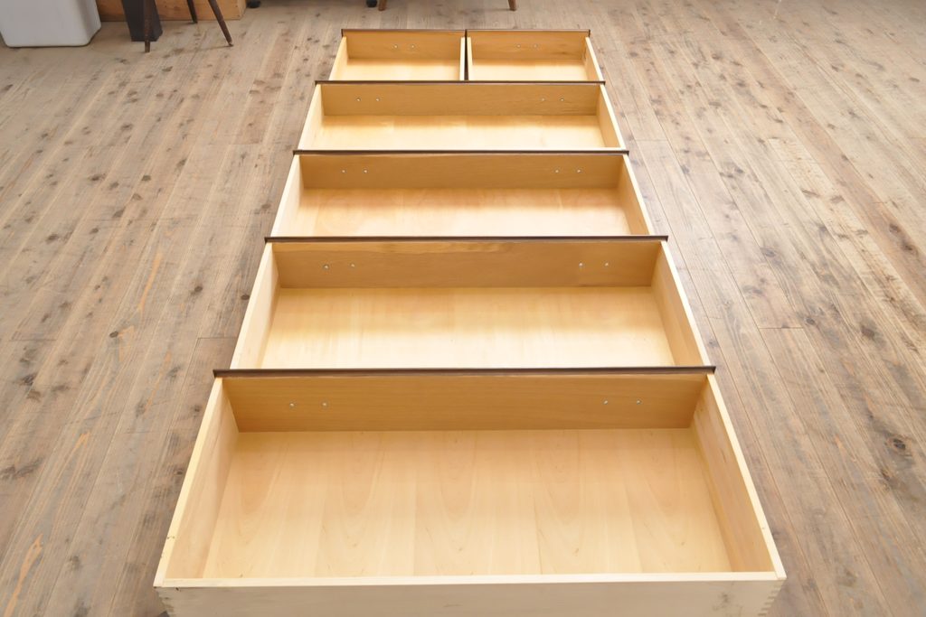 中古　美品　横浜クラシック家具　ダニエル(Daniel)　木のあたたかみを感じる上品な縦型チェスト(引き出し、洋服タンス、和たんす、和タンス)(R-056103)