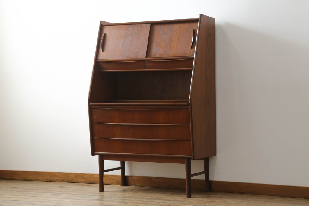 デンマークビンテージ　Lloyd's Antiques(ロイズ・アンティークス)取り扱い　チーク材　シンプルでモダンなデザインが取り入れやすいライティングビューロー(ワークデスク、引き出し、在宅用、在宅ワーク、北欧、ヴィンテージ)(R-068786)