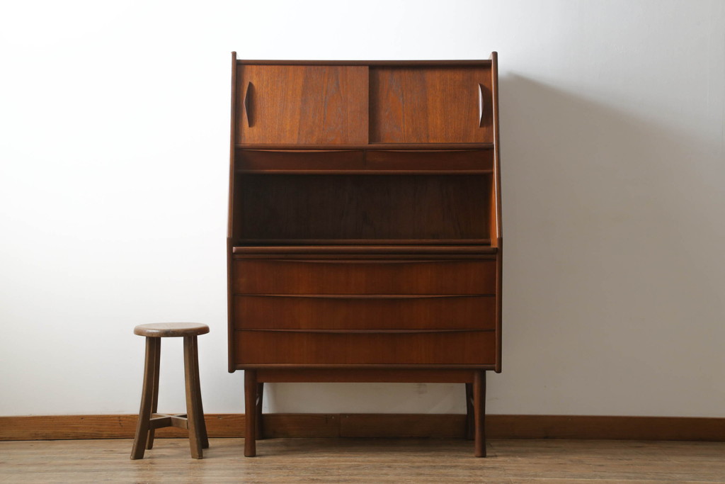 デンマークビンテージ　Lloyd's Antiques(ロイズ・アンティークス)取り扱い　チーク材　シンプルでモダンなデザインが取り入れやすいライティングビューロー(ワークデスク、引き出し、在宅用、在宅ワーク、北欧、ヴィンテージ)(R-068786)