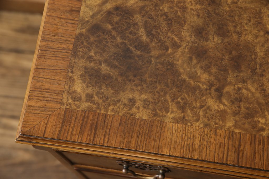 高級品　イギリスアンティーク　マホガニー材　バーズアイが印象的な、高級感あふれるチェスト(引き出し、サイドボード)(R-052763)