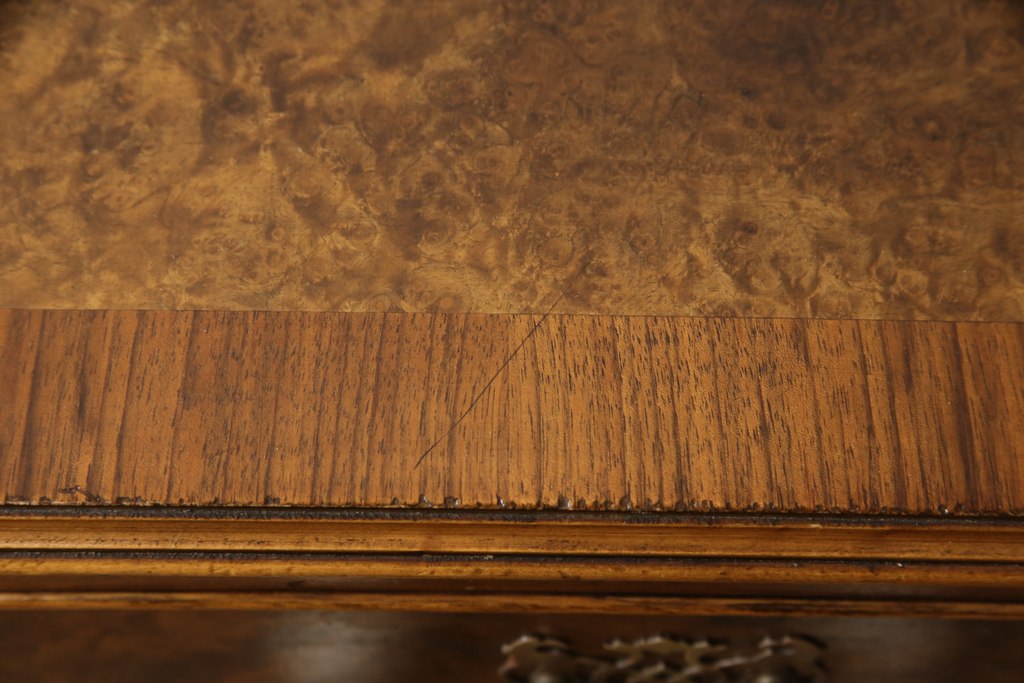 高級品　イギリスアンティーク　マホガニー材　バーズアイが印象的な、高級感あふれるチェスト(引き出し、サイドボード)(R-052763)