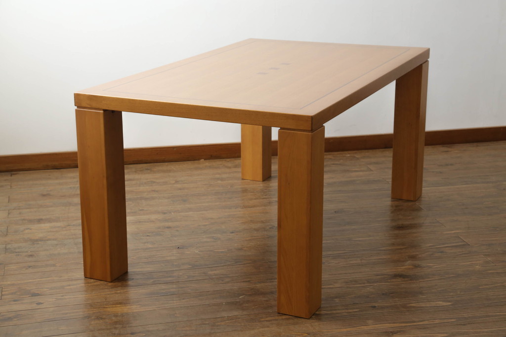中古　KOSUGA(コスガ)　脚の位置で雰囲気の変化を楽しむことができるダイニングテーブル(定価約20万円)(4人掛け、食卓)(R-059234)