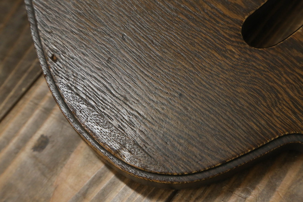 中古　美品　横浜クラシック家具　ノックオンウッド(knockonwood)　Hand Made　コロニアルシリーズ　背板のデザインが目を惹くチェア2脚セット(ダイニングチェア、板座チェア)(定価2脚で約10万円)(R-065950)