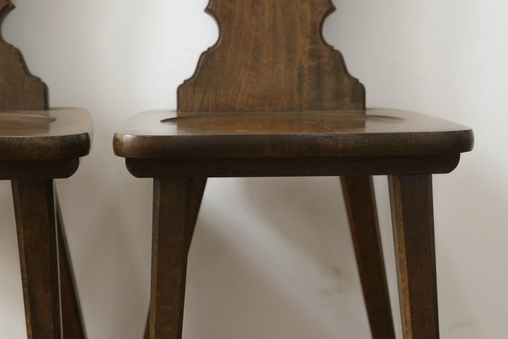 中古　美品　横浜クラシック家具　ノックオンウッド(knockonwood)　Hand Made　コロニアルシリーズ　背板のデザインが目を惹くチェア2脚セット(ダイニングチェア、板座チェア)(定価2脚で約10万円)(R-065950)