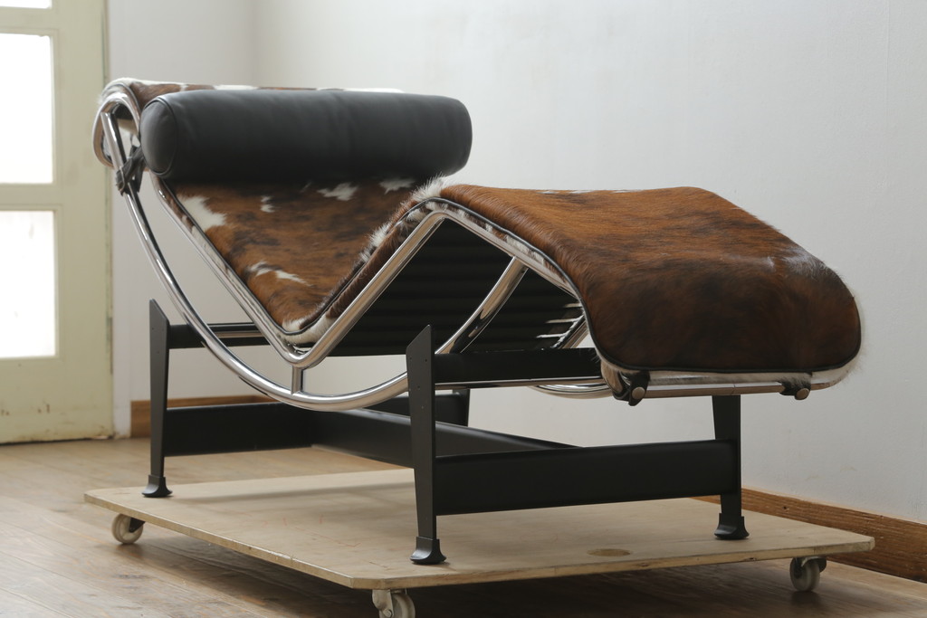 中古　美品!!　イタリア　Cassina(カッシーナ)　Le Corbusier(ル・コルビュジエ)　LC4　スタイリッシュで洗練された大人の空間を演出するシェーズロング(寝椅子、カウチ)(定価約92万円)(R-074275)
