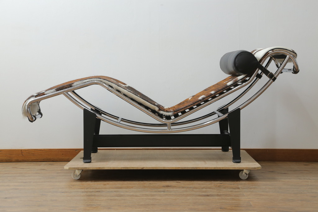 中古　美品!!　イタリア　Cassina(カッシーナ)　Le Corbusier(ル・コルビュジエ)　LC4　スタイリッシュで洗練された大人の空間を演出するシェーズロング(寝椅子、カウチ)(定価約92万円)(R-074275)