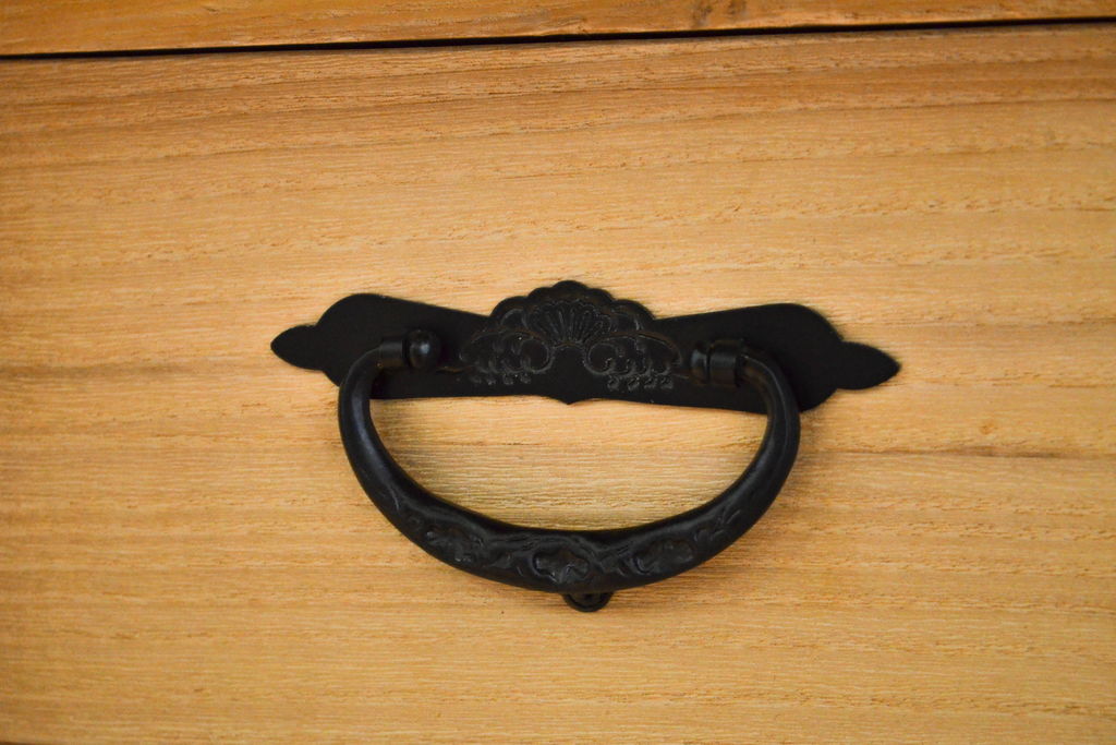 中古　美品　漆塗り　味わい深い色合いと風格のある金具が魅力の仙台箪笥(引き出し、収納タンス、整理箪笥、サイドチェスト)(定価約42万円)(R-060542)