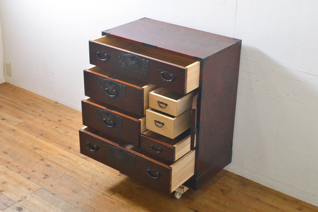 中古　美品　漆塗り　味わい深い色合いと風格のある金具が魅力の仙台箪笥(引き出し、収納タンス、整理箪笥、サイドチェスト)(定価約42万円)(R-060542)