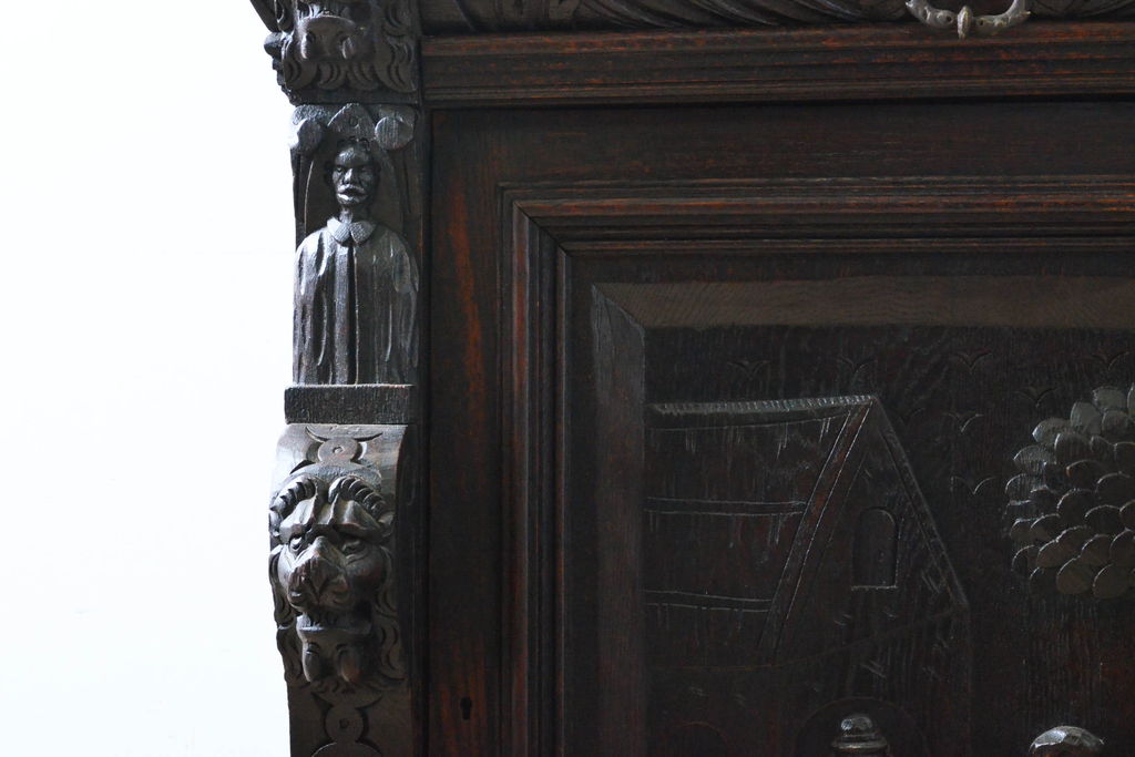 ベルギーアンティーク　希少サイズ　オーク材　凝ったデザインが目を惹く彫刻入りの縦型キャビネット(収納棚、戸棚、飾り棚)(R-060237)