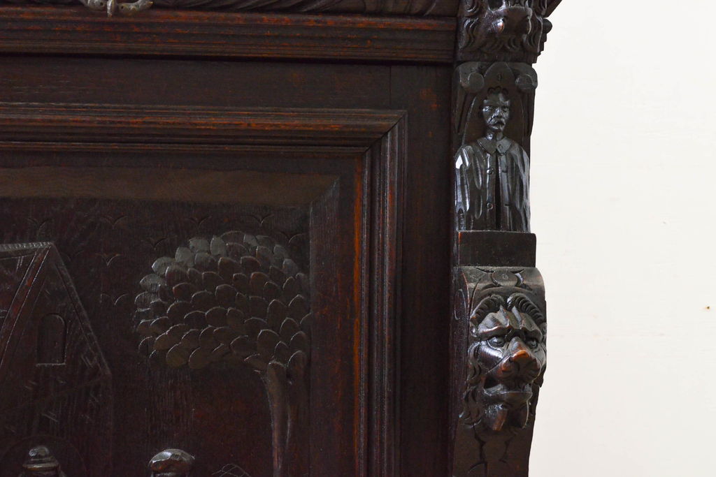 ベルギーアンティーク　希少サイズ　オーク材　凝ったデザインが目を惹く彫刻入りの縦型キャビネット(収納棚、戸棚、飾り棚)(R-060237)