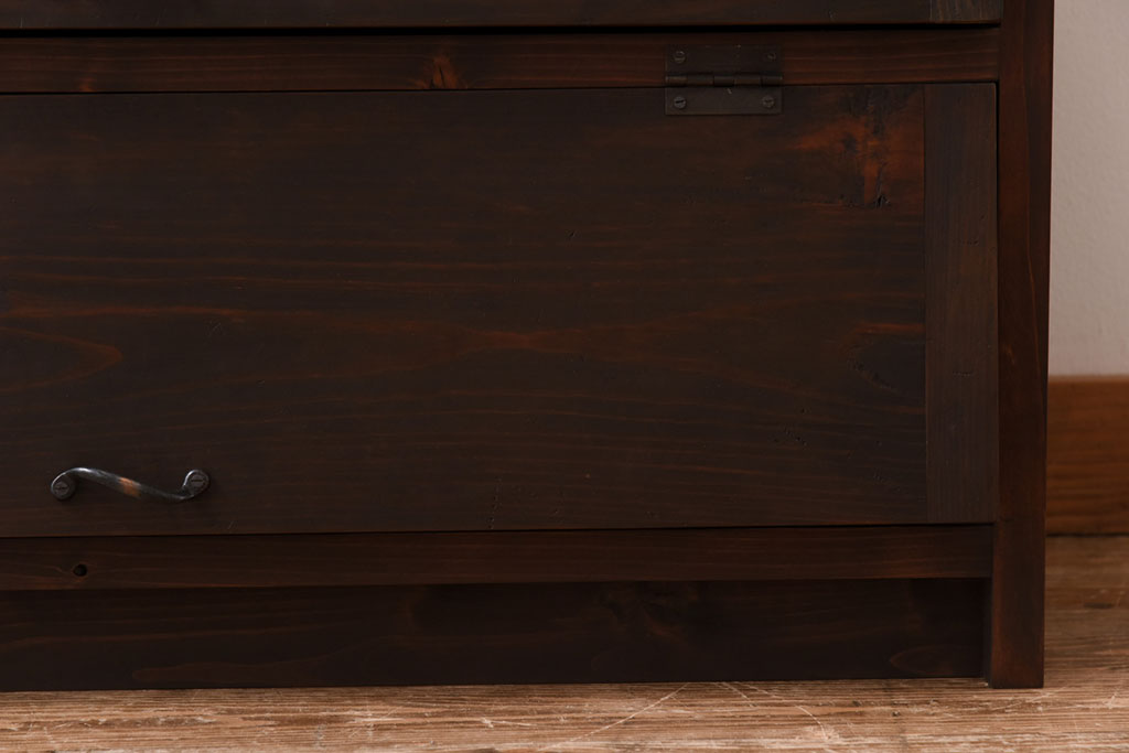 アンティーク家具　リメイク品　前面松材　古材の風合いが味わい深いパタパタ扉のキャビネット(戸棚、下駄箱、収納棚)(3)
