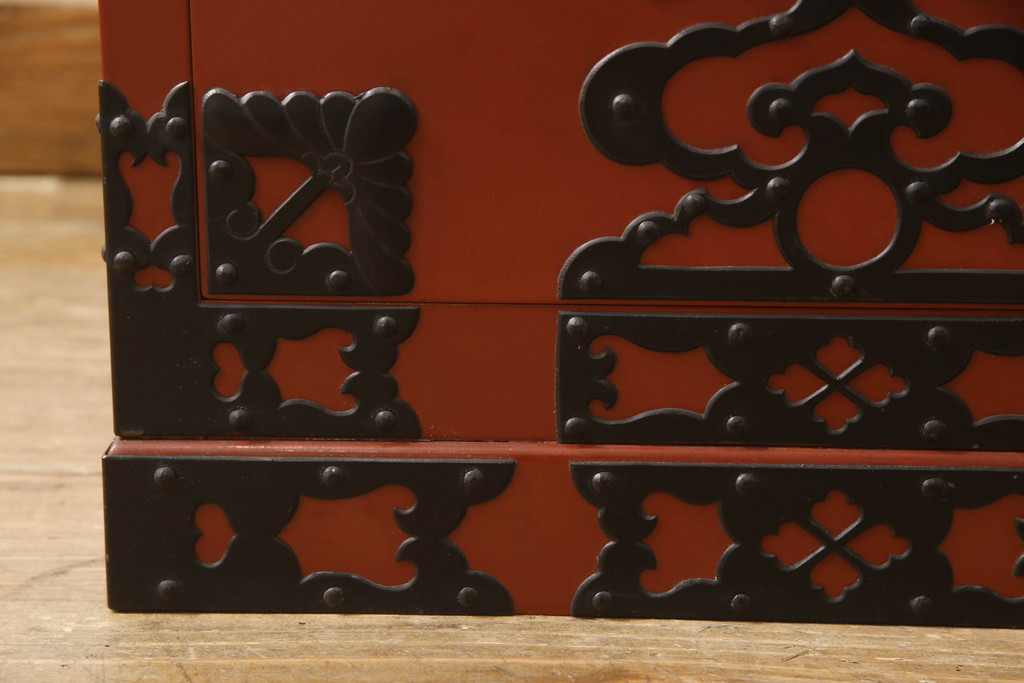 中古　手打ち金具と朱塗りのコントラストが美しい米沢箪笥ガラスケース(ショーケース、飾り棚、店舗什器)(R-064554)